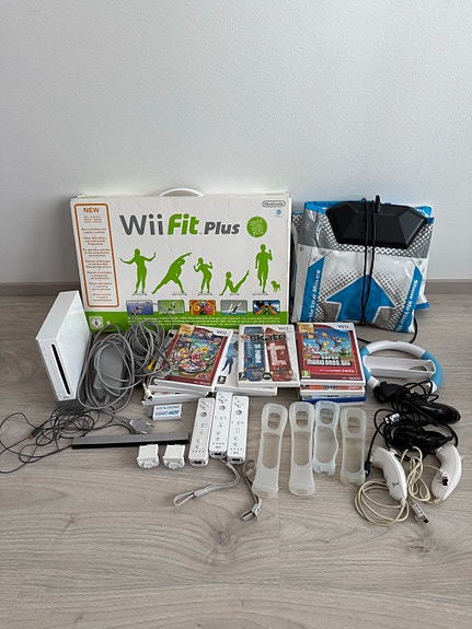 Nintendo Wii konsoli ja Wii Fit Plus + useita pelejä