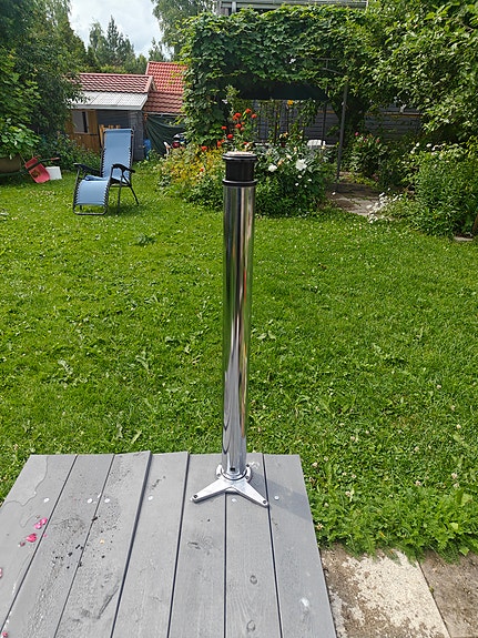 PÖYDÄN KROMATTUJA JALKOJA