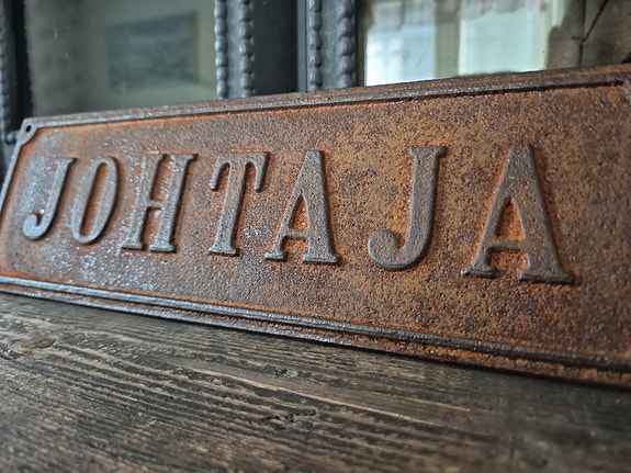 Vanha valurautainen johtaja-kyltti