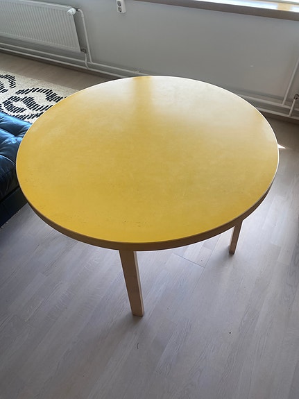 Keltainen Artek 90A pöytä