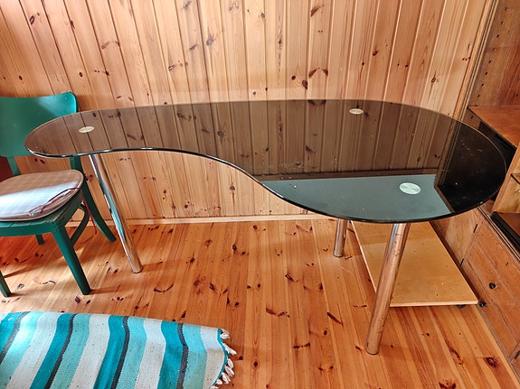 Työpöytä karkaistua lasia