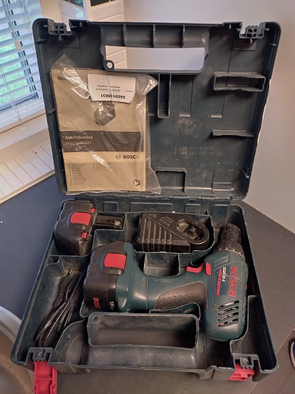 Bosch GSR 12-2 akkuporakone, akut mykkiä.