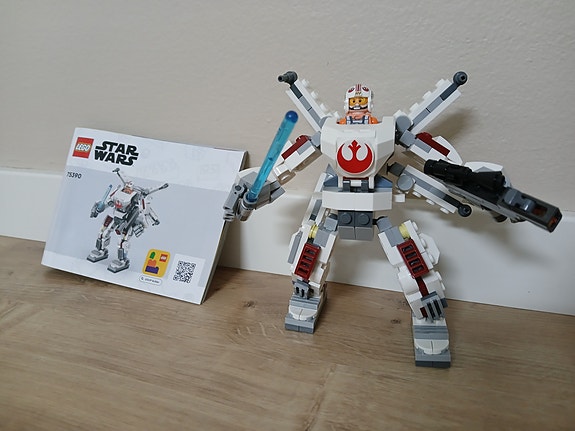 Luke Skywalker X - wing roboottiasu.