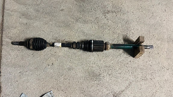 Nissan Qashqai+2 oikea etuvetoakseli (OEM) – Hyväkuntoinen