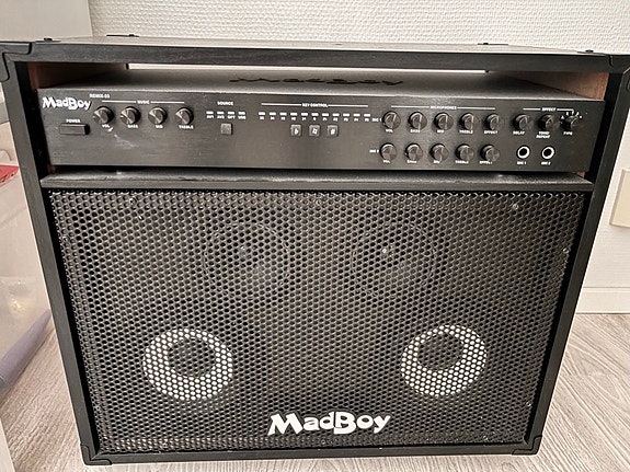 MadBoy vahvistin kaiuttimilla musta