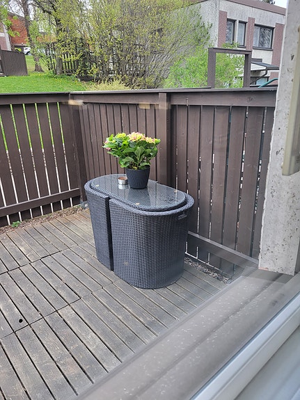 Harmaa parvekekalustesetti pöytä ja 2 tuolia
