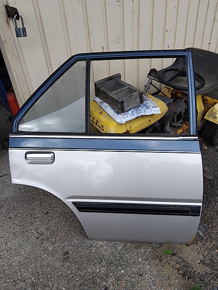 Nissan Sunny B11 ovia kolme kpl
