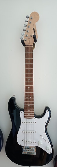 3/4 sähkökitara Squier Mini Strat V2 BK IL