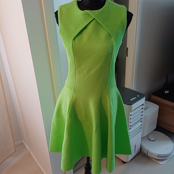 Neon vihreä mekko Ted Bakerilta koko M