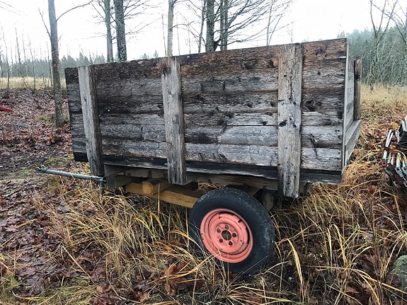 Mönkijän tai pienen traktoriin peräkärry.