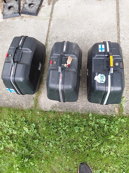Givi moottoripyörän sivulaukut ja takalaukku musta