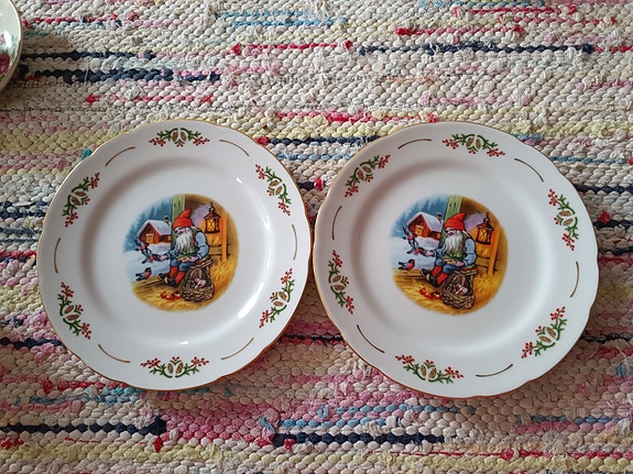 Kaksi joululautasta Christineholm porcelaine