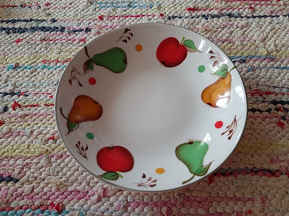 Puolalainen hedelmäkuvioinen tarjoiluastia