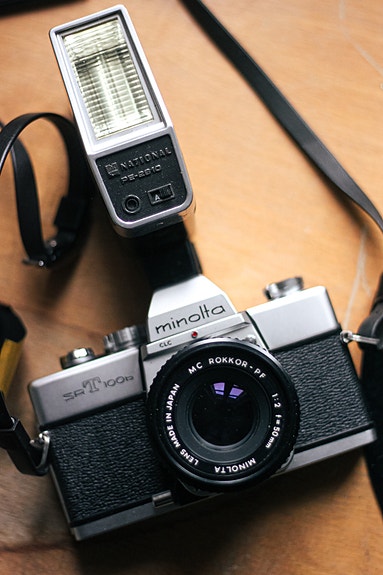 Minolta srT100b filmikamera ja mc rokkor pf 50mm f2.0 objektiivi