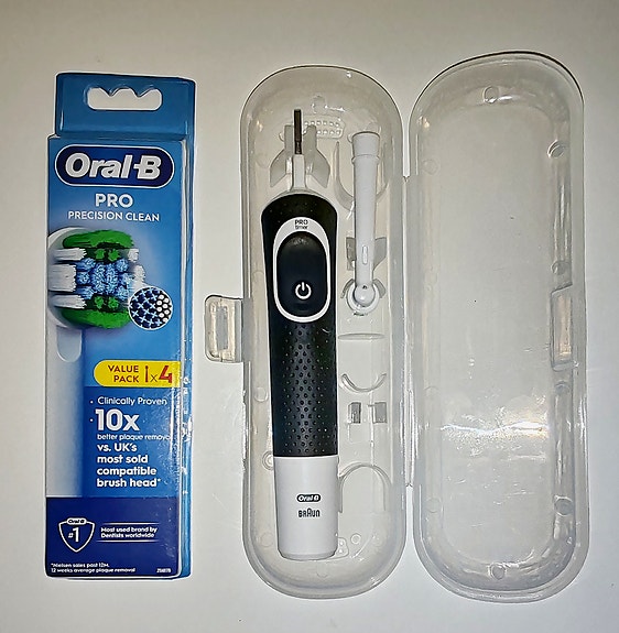Braun Oral-B sähköhammasharja+ 4 harjauspäätä