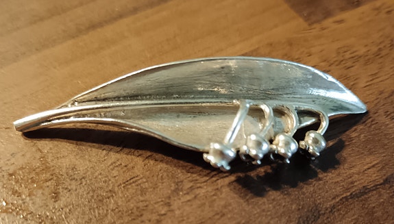 Hopeinen rintakoru kielo Jari Saari design
