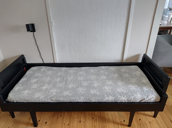 puinen sohva/ sänky