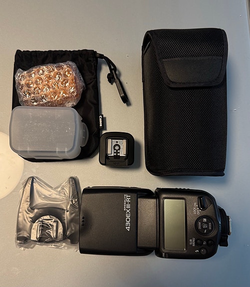Canon 430EX III -RT ja AD-E1 adapteri