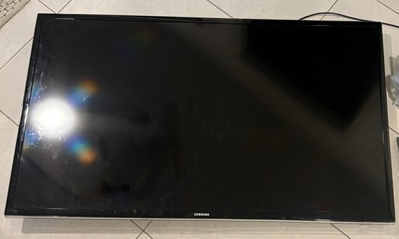 Samsung Smart TV + Seinäteline