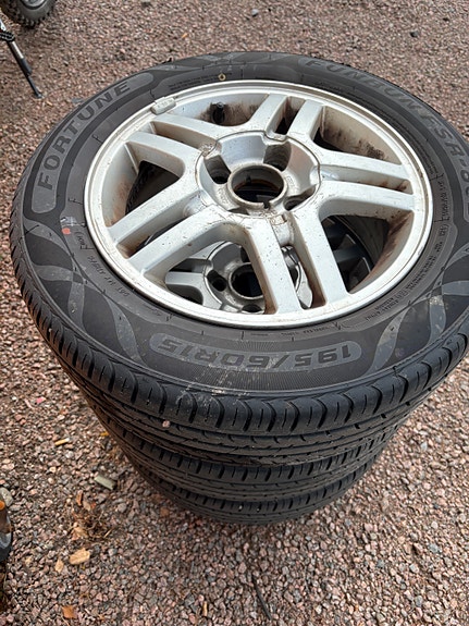 Ford focus/fiasta 15” kesäkumit aluilla