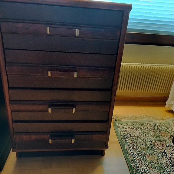 Pieni puinen lipasto
