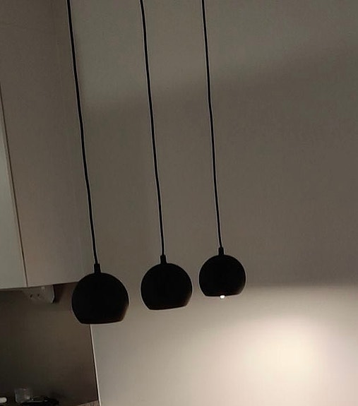 Musta riippuvalaisin