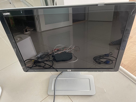 HP 22” HDMI näyttö ja aktiivikaiuttimet