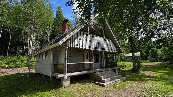 Talviasuttava pyöröhirsimökki siirrettäväksi – 2-kerroksinen 6 × 8 m