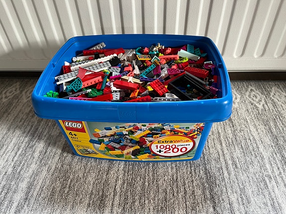 Iso laatikollinen legoja