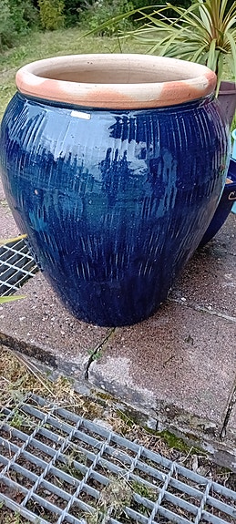 Sininen suuri ruukku ulkokäyttöön