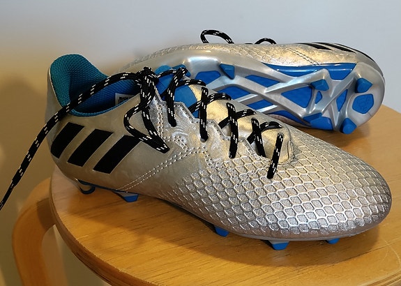 Adidas jalkapallokengät 32 ja pelisukat