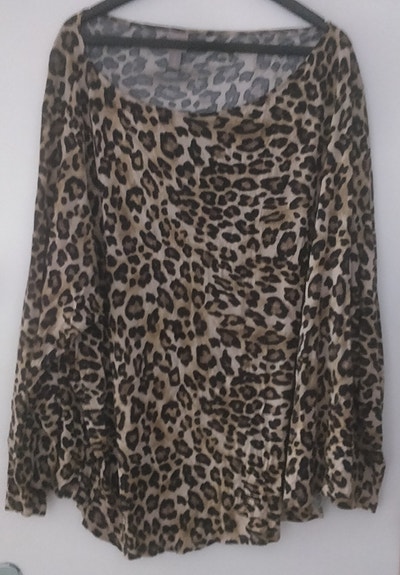 M: Leopardikuvioinen paita kokoa 4XL