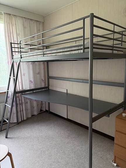 IKEA parvisänky metallinen harmaa työpöydällä