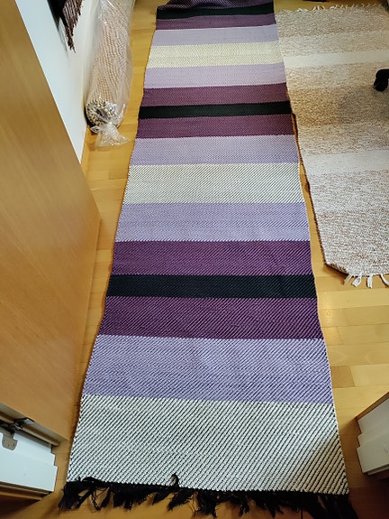 Käsinkudottu matto trikookuteesta