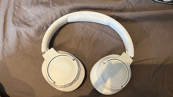 JBL valkoiset over-ear Bluetooth-kuulokkeet