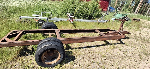 Vanha traktorin peräkärrin runko joka ollut viimeksi trailerina