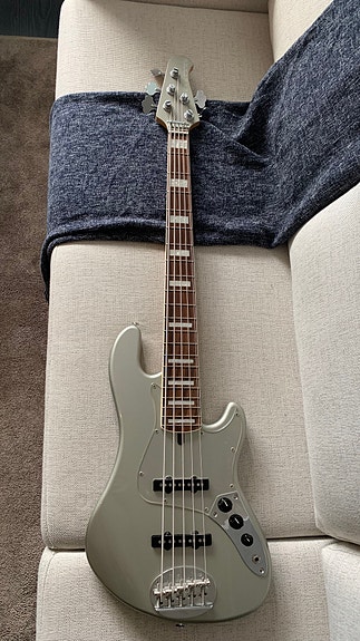 Lakland Skyline DJ5 5-kielinen basso