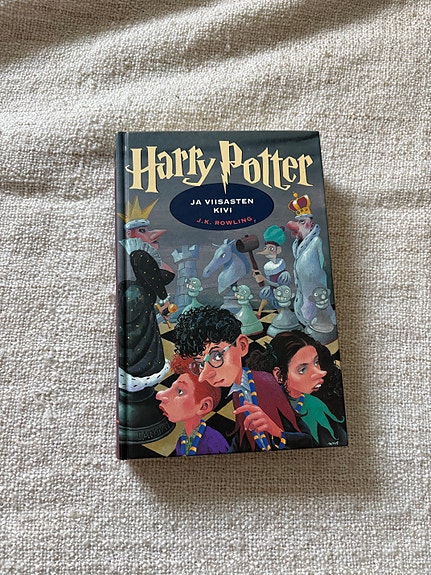 Harry Potter ja viisasten kivi kovakantinen kirja suomeksi
