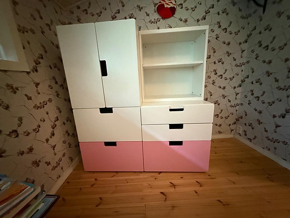 IKEA lastensäilytyskaluste kaapilla ja laatikoilla valkoinen/vaaleanpunainen