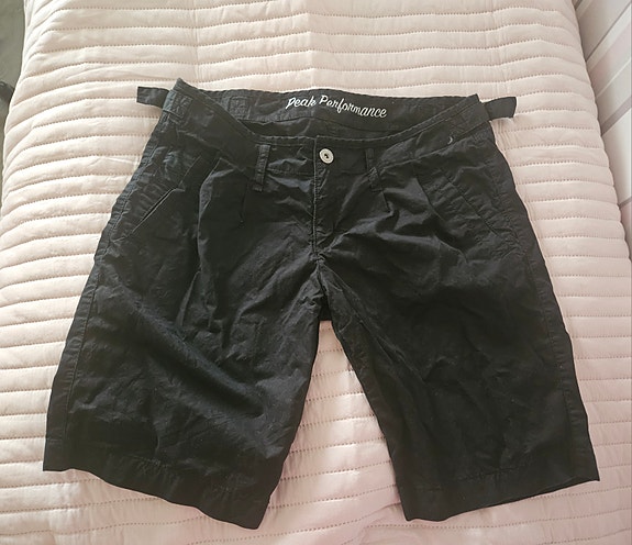 Mustat shortsit