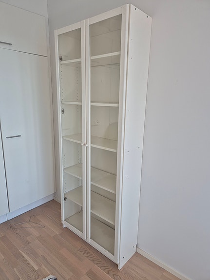 Ikea Billy hylly lasiovilla valkoinen