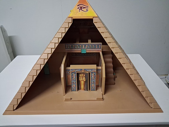 Pyramidi