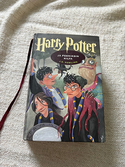 Harry Potter ja Feeniksin kilta kovakantinen kirja suomeksi