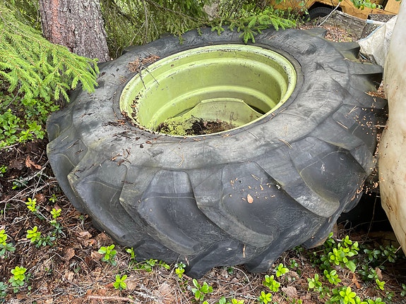 Traktorin renkaat vanteella