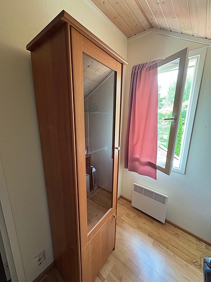 Kaappi lasiovella ja valolla