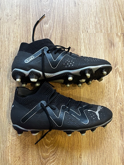 Puma jalkapallokengät nappulakengät musta koko 35