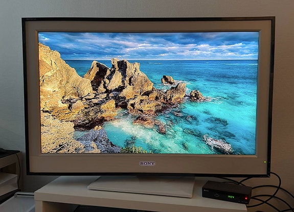 Sony 40" Bravia Full HD Television + kaukosäädin