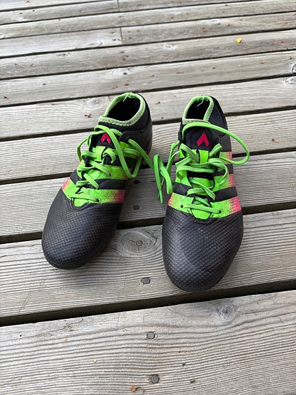 Adidas jalkapallokengät