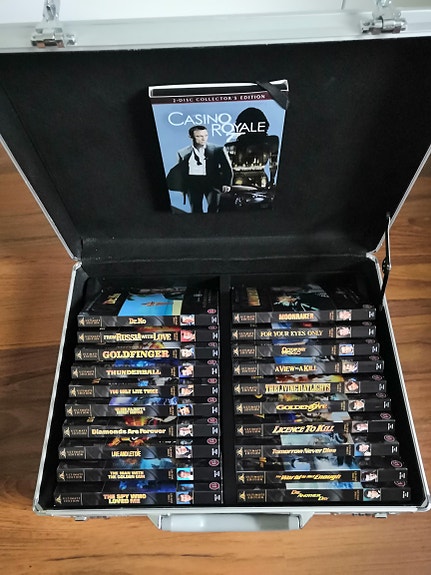 James Bond DVD -kokoelma metallisalkussa