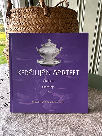 Keräilijän aarteet Arabian astastoja kirja